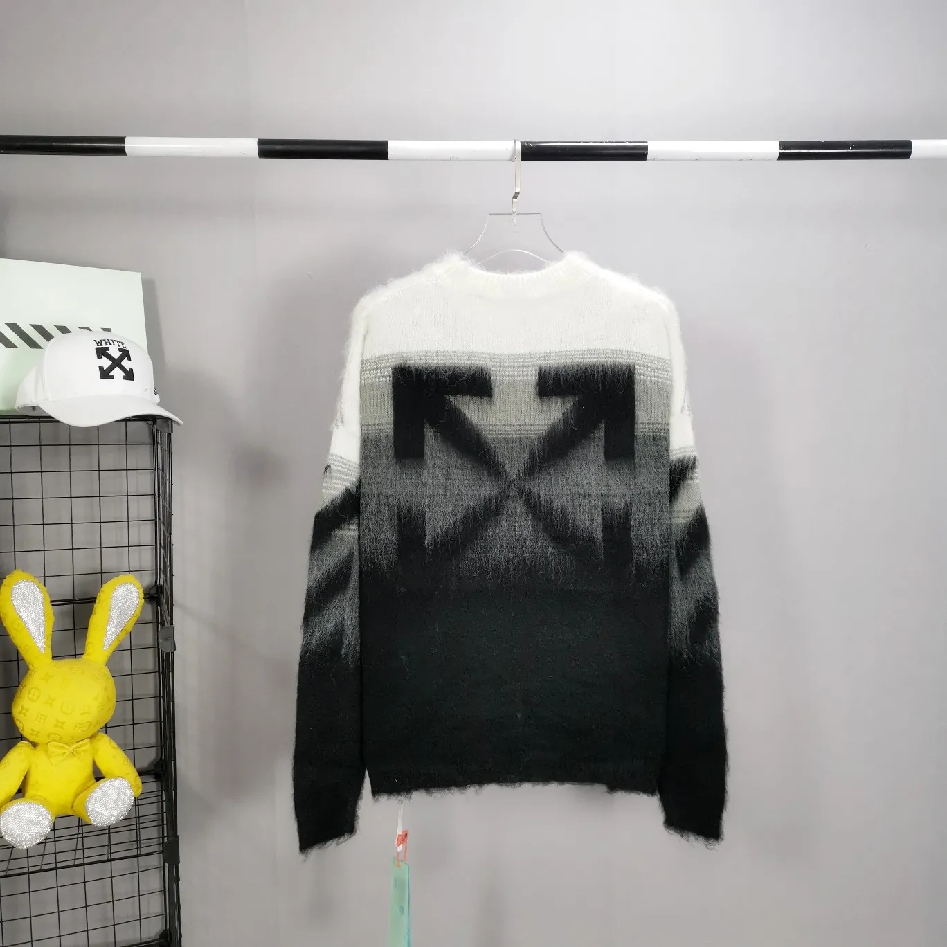 The new top tested version OFFWHITE (OW) Gradient Mohair Striped Arrow Sweater Hoodie Gradient Rendering Arrow Couple Knitted Sweater Mohair sweater OW will be released every year🛒 The same style and ever-changing colors, really no girl does not love it, it is super suitable for wearing under a down jacket in winter, and will not be bloated! If the lower body is missing, their favorite os version🙋🏻‍♀️ intuitively adds natural softness and fairy beauty effect, which is the best choice! The upper body is lightweight and does not weigh down the body while keeping warm. The sleeves and the gradient arrow parts on the back are repeatedly patterned until the gradient level is satisfied before large-scale products are released. The craftsmanship is extremely demanding. Each sweater is woolen at least ten times to give it a plush, thick feel and good fluffiness! ✅ Fabric composition: 50% mohair 32 spandex 18% wool, three-level anti-pilling Color: black and white gradient Sizes Mohair is lighter and softer, so be careful not to machine wash it, not machine washable! ! emphasize! !  ⚠️Hand wash with warm water and cold water P:440